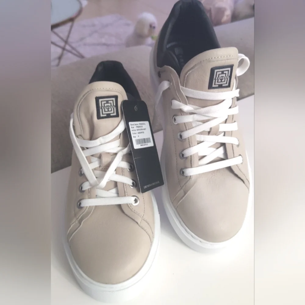 Freesoul White and‎ Black Low-Top Athletic Shoes with Leather Upper Size,,9.5